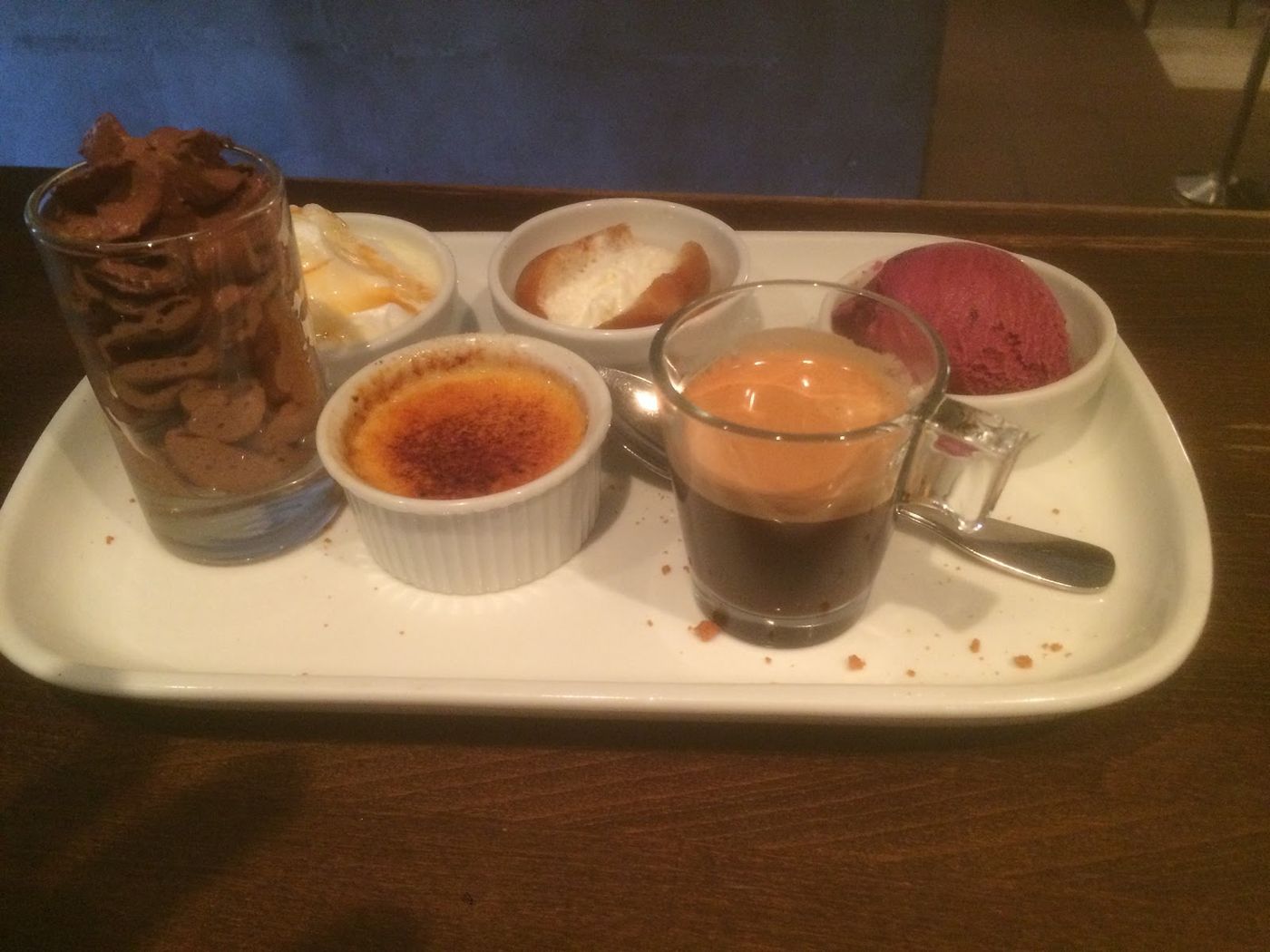 Un café gourmand : mousse au chocolat, crème brûlée, sorbet, brioche et expresso