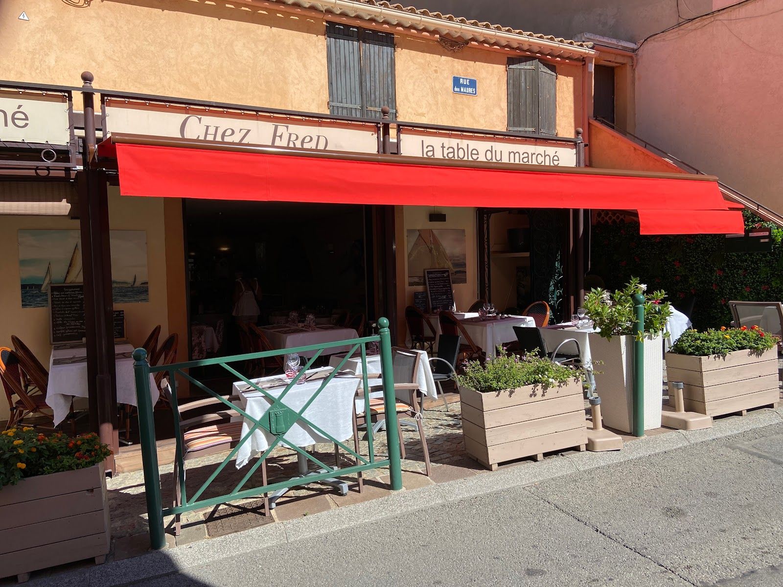 La façade du restaurant rue des Maures, avec son auvent rouge